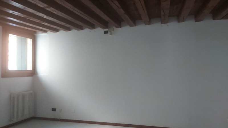 Nel cuore del centro storico ma fuori dalla zona ZTL, proponiamo in vendita un elegante ufficio a...