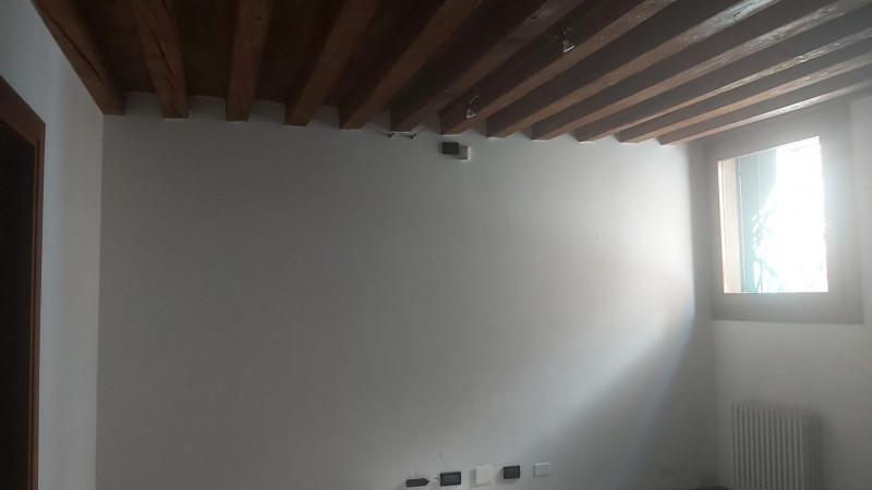 Nel cuore del centro storico ma fuori dalla zona ZTL, proponiamo in vendita un elegante ufficio a...