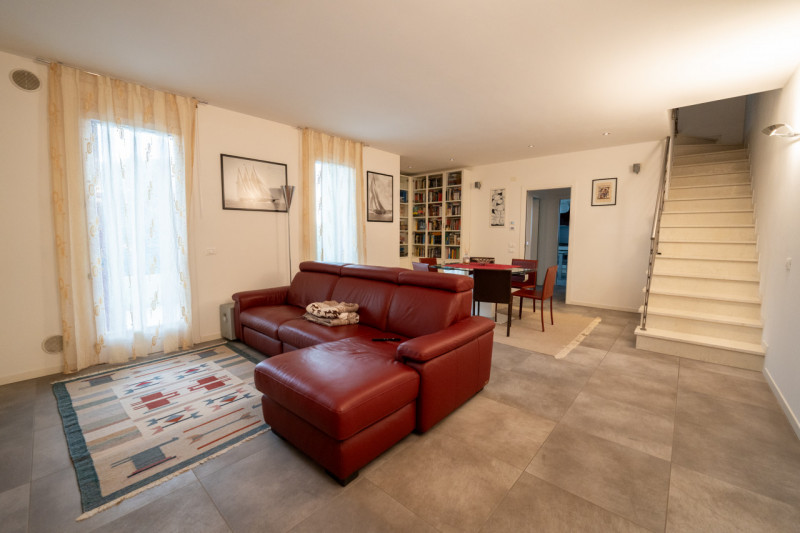 Proponiamo in vendita un raffinato appartamento duplex situato nel cuore di Tencarola, una delle ...