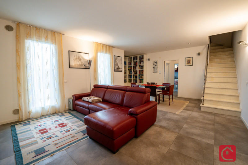 Proponiamo in vendita un raffinato appartamento duplex situato nel cuore di Tencarola, una delle ...