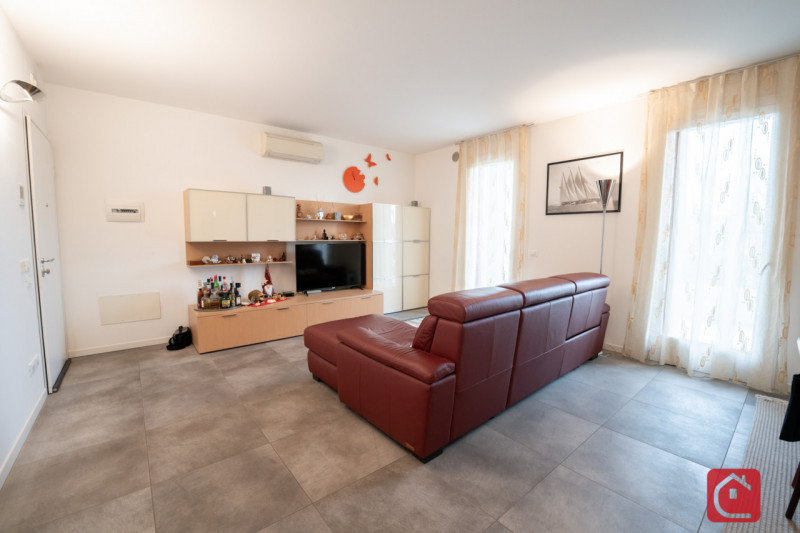 Proponiamo in vendita un raffinato appartamento duplex situato nel cuore di Tencarola, una delle ...