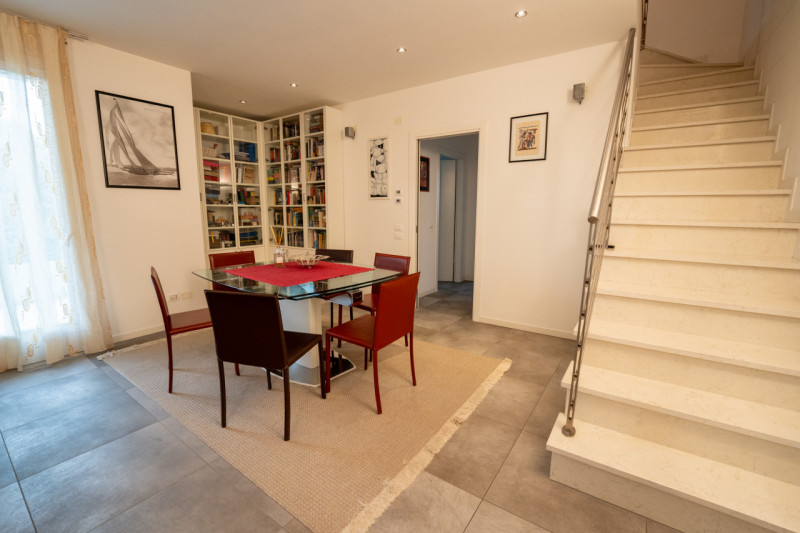 Proponiamo in vendita un raffinato appartamento duplex situato nel cuore di Tencarola, una delle ...