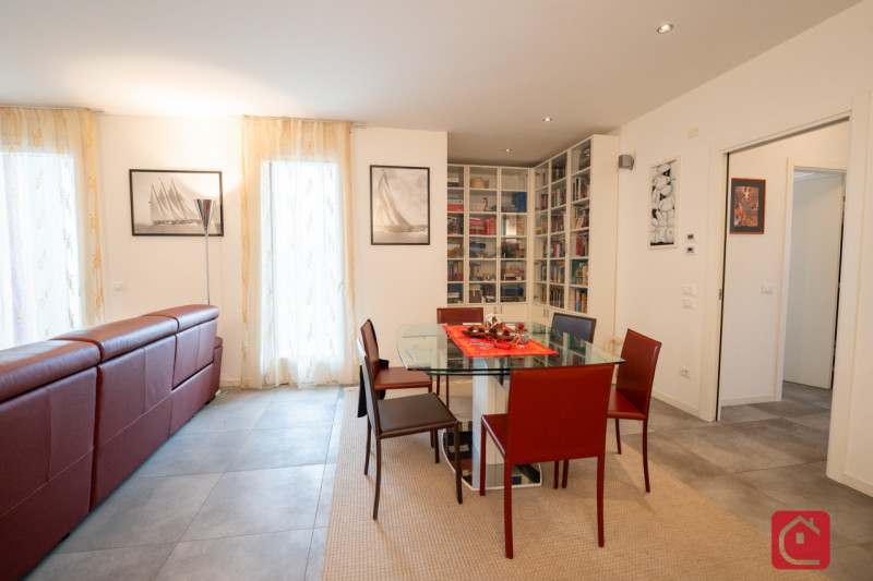 Proponiamo in vendita un raffinato appartamento duplex situato nel cuore di Tencarola, una delle ...