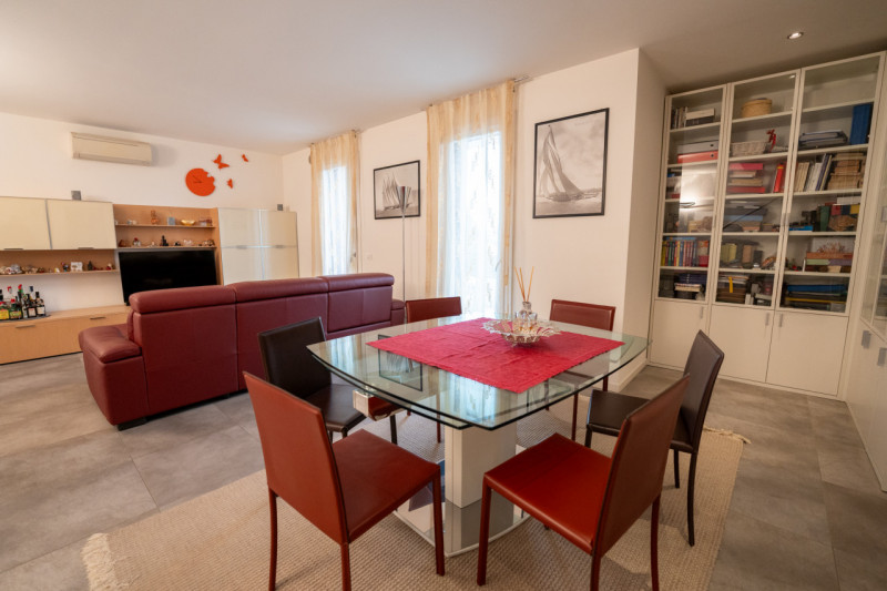 Proponiamo in vendita un raffinato appartamento duplex situato nel cuore di Tencarola, una delle ...