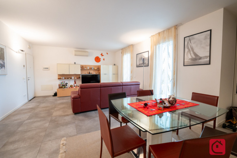 Proponiamo in vendita un raffinato appartamento duplex situato nel cuore di Tencarola, una delle ...