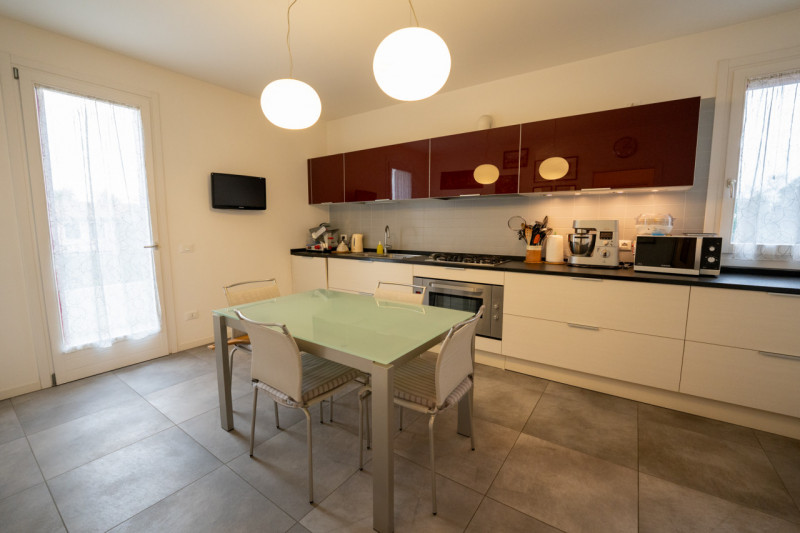 Proponiamo in vendita un raffinato appartamento duplex situato nel cuore di Tencarola, una delle ...