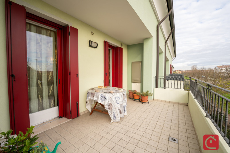 Proponiamo in vendita un raffinato appartamento duplex situato nel cuore di Tencarola, una delle ...