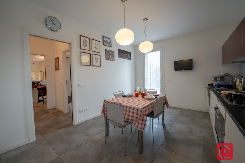 Proponiamo in vendita un raffinato appartamento duplex situato nel cuore di Tencarola, una delle ...