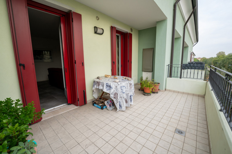 Proponiamo in vendita un raffinato appartamento duplex situato nel cuore di Tencarola, una delle ...