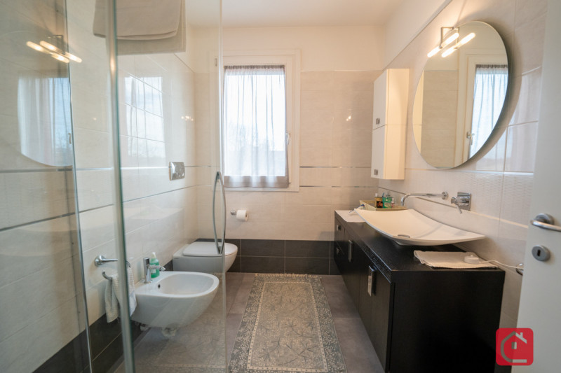 Proponiamo in vendita un raffinato appartamento duplex situato nel cuore di Tencarola, una delle ...