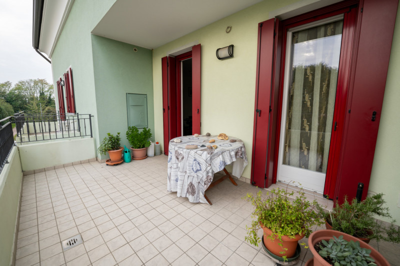 Proponiamo in vendita un raffinato appartamento duplex situato nel cuore di Tencarola, una delle ...