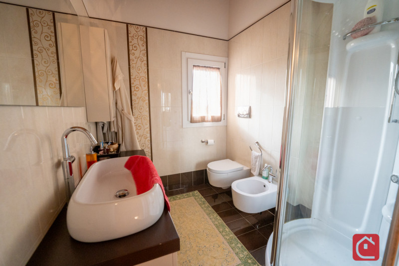 Proponiamo in vendita un raffinato appartamento duplex situato nel cuore di Tencarola, una delle ...