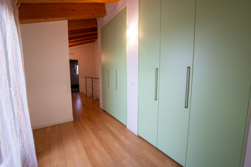 Proponiamo in vendita un raffinato appartamento duplex situato nel cuore di Tencarola, una delle ...