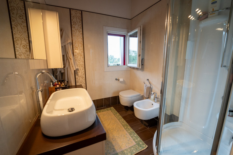 Proponiamo in vendita un raffinato appartamento duplex situato nel cuore di Tencarola, una delle ...