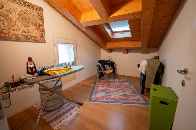 Proponiamo in vendita un raffinato appartamento duplex situato nel cuore di Tencarola, una delle ...