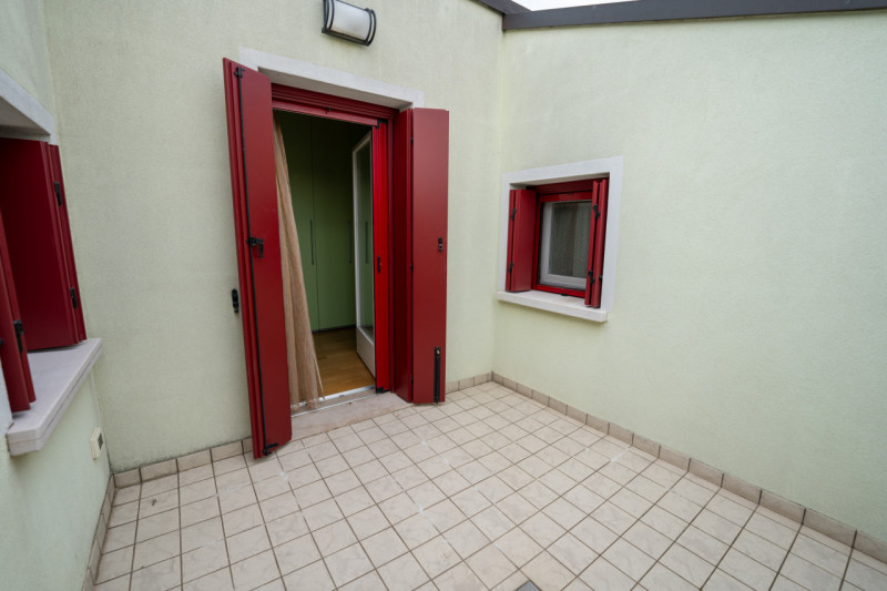 Proponiamo in vendita un raffinato appartamento duplex situato nel cuore di Tencarola, una delle ...