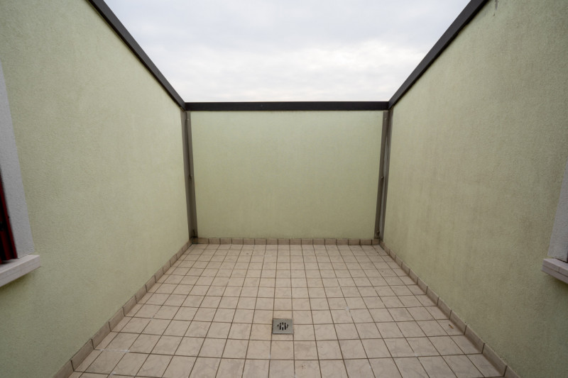 Proponiamo in vendita un raffinato appartamento duplex situato nel cuore di Tencarola, una delle ...