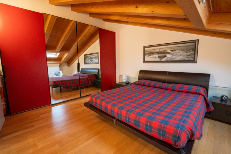 Proponiamo in vendita un raffinato appartamento duplex situato nel cuore di Tencarola, una delle ...