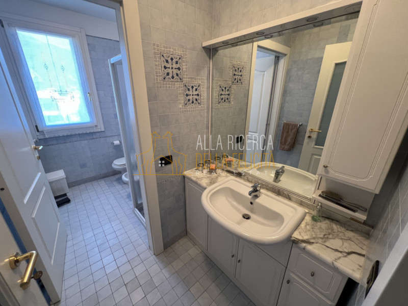 SCHIO - Centro: In zona residenziale ricercata prestigioso APPARTAMENTO BILOCALE, con garage sing...