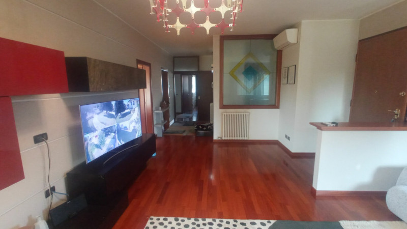 Montegrotto Terme, in quartiere residenziale e comodo ai servizi, proponiamo in vendita un' elega...