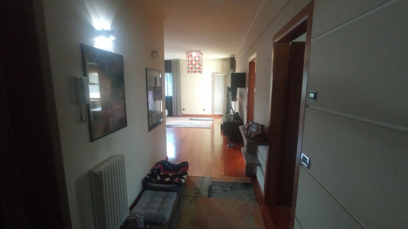 Montegrotto Terme, in quartiere residenziale e comodo ai servizi, proponiamo in vendita un' elega...