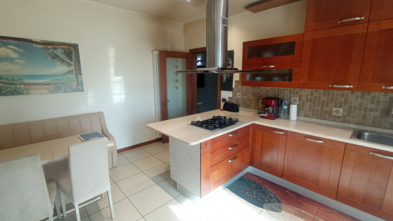 Montegrotto Terme, in quartiere residenziale e comodo ai servizi, proponiamo in vendita un' elega...