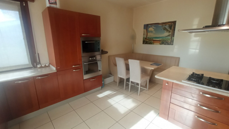 Montegrotto Terme, in quartiere residenziale e comodo ai servizi, proponiamo in vendita un' elega...