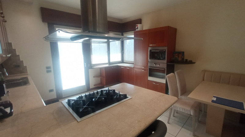 Montegrotto Terme, in quartiere residenziale e comodo ai servizi, proponiamo in vendita un' elega...