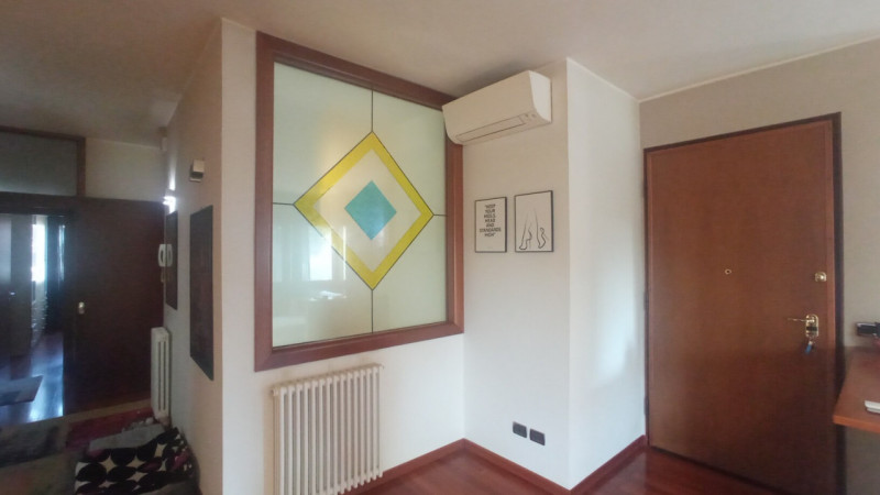 Montegrotto Terme, in quartiere residenziale e comodo ai servizi, proponiamo in vendita un' elega...