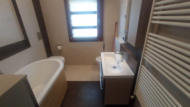 Montegrotto Terme, in quartiere residenziale e comodo ai servizi, proponiamo in vendita un' elega...