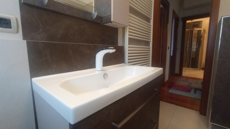 Montegrotto Terme, in quartiere residenziale e comodo ai servizi, proponiamo in vendita un' elega...