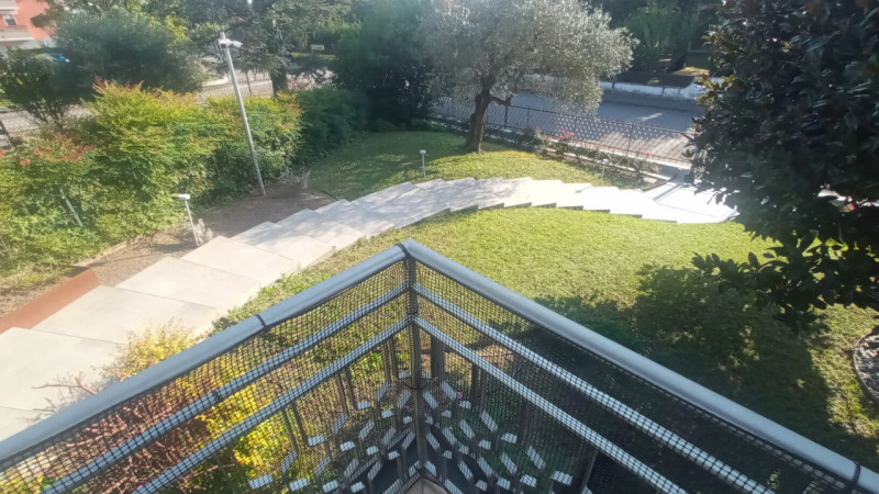 Montegrotto Terme, in quartiere residenziale e comodo ai servizi, proponiamo in vendita un' elega...