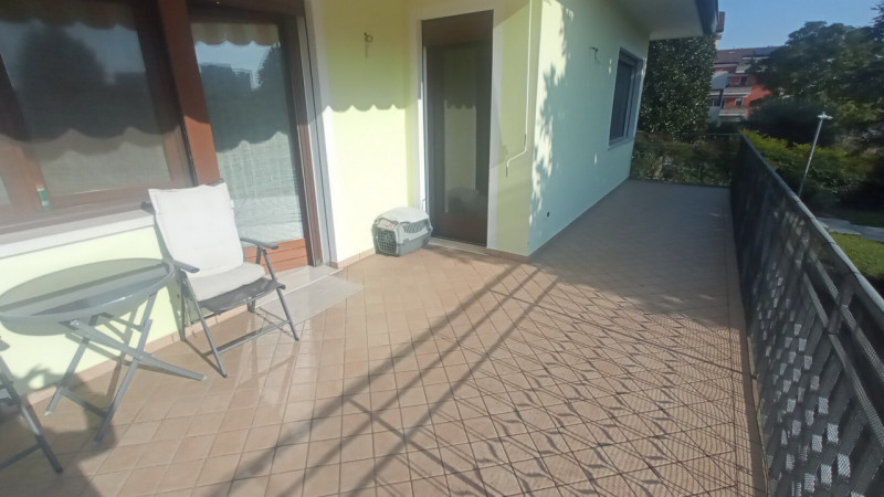 Montegrotto Terme, in quartiere residenziale e comodo ai servizi, proponiamo in vendita un' elega...