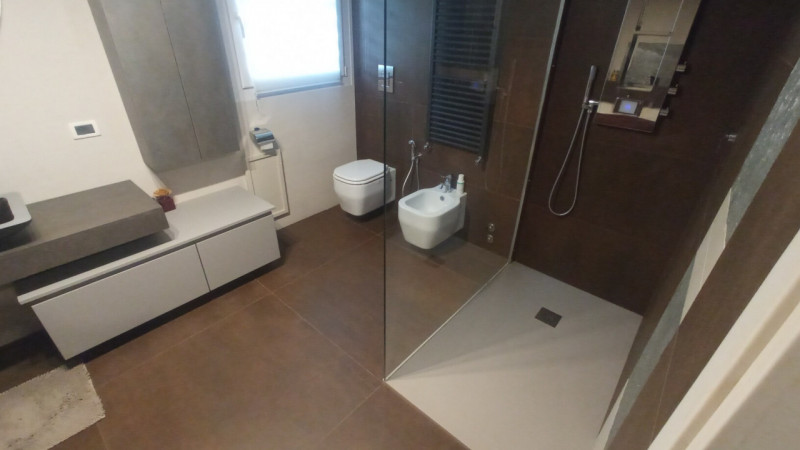 Montegrotto Terme, in quartiere residenziale e comodo ai servizi, proponiamo in vendita un' elega...