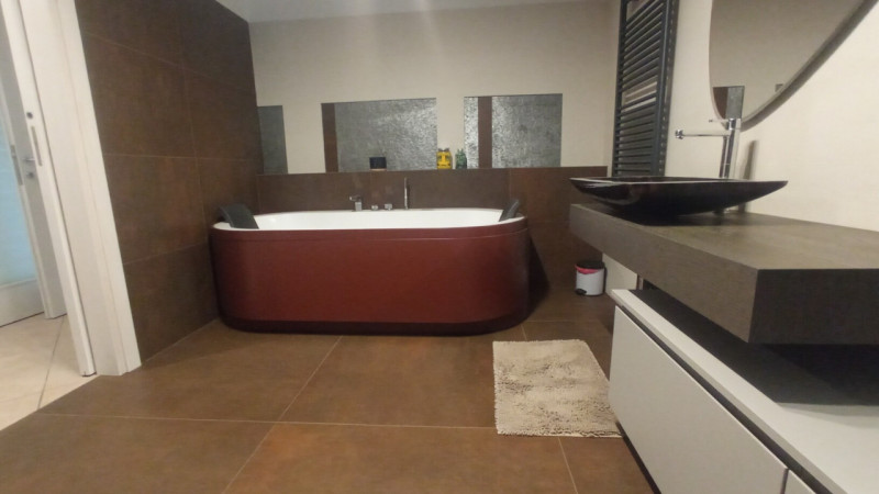 Montegrotto Terme, in quartiere residenziale e comodo ai servizi, proponiamo in vendita un' elega...