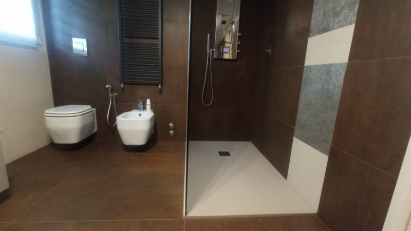 Montegrotto Terme, in quartiere residenziale e comodo ai servizi, proponiamo in vendita un' elega...