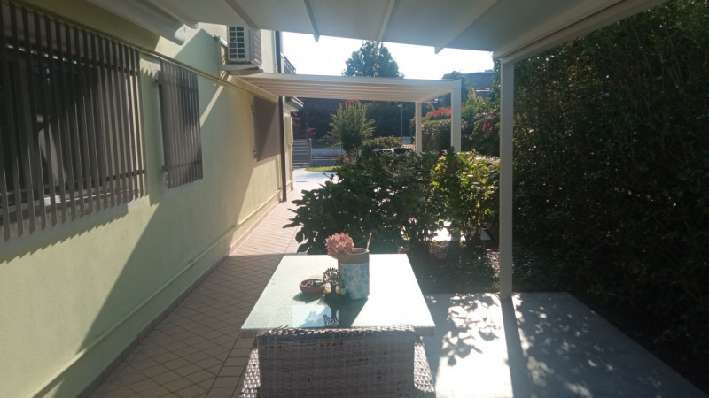 Montegrotto Terme, in quartiere residenziale e comodo ai servizi, proponiamo in vendita un' elega...