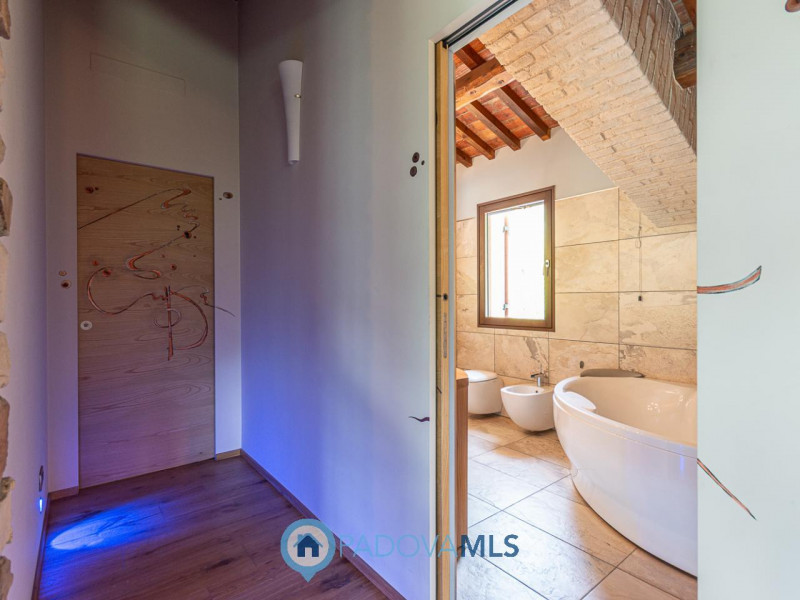 Immobile in esclusiva al Gruppo Padova MLS

Arquà Petrarca – Immerso nel verde e affacciato su un...