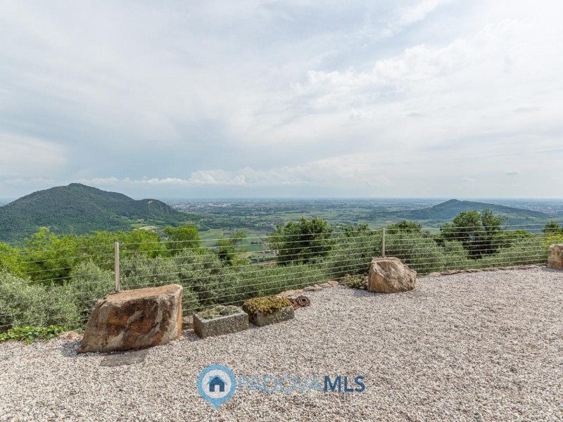 Immobile in esclusiva al Gruppo Padova MLS

Arquà Petrarca – Immerso nel verde e affacciato su un...