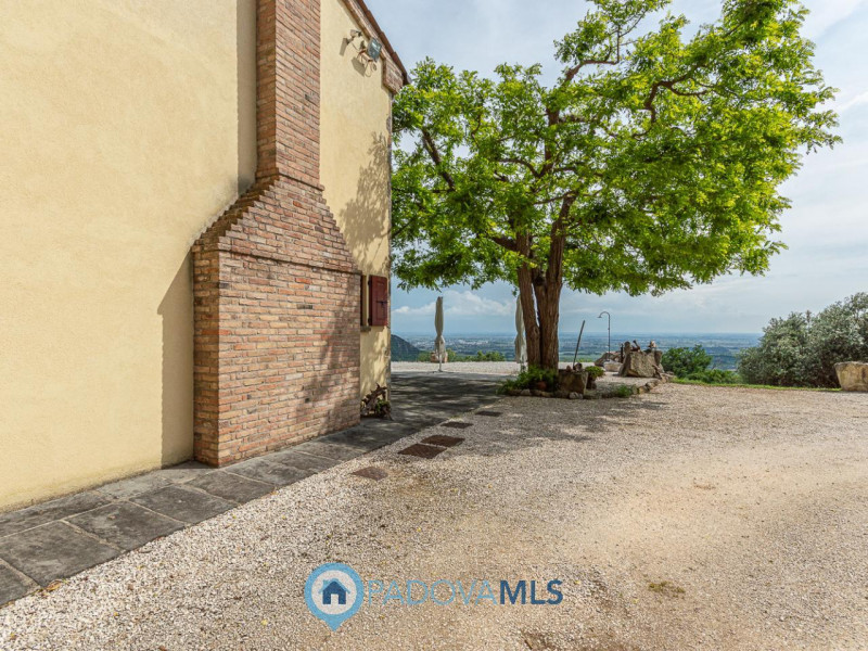 Immobile in esclusiva al Gruppo Padova MLS

Arquà Petrarca – Immerso nel verde e affacciato su un...