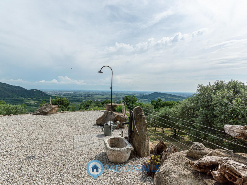 Immobile in esclusiva al Gruppo Padova MLS

Arquà Petrarca – Immerso nel verde e affacciato su un...