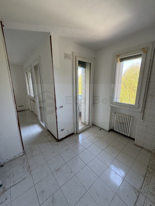 Ubicato in quartiere residenziale e tranquillo, comodo al centro cittadino, proponiamo in vendita...