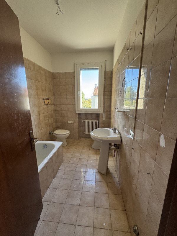 Ubicato in quartiere residenziale e tranquillo, comodo al centro cittadino, proponiamo in vendita...