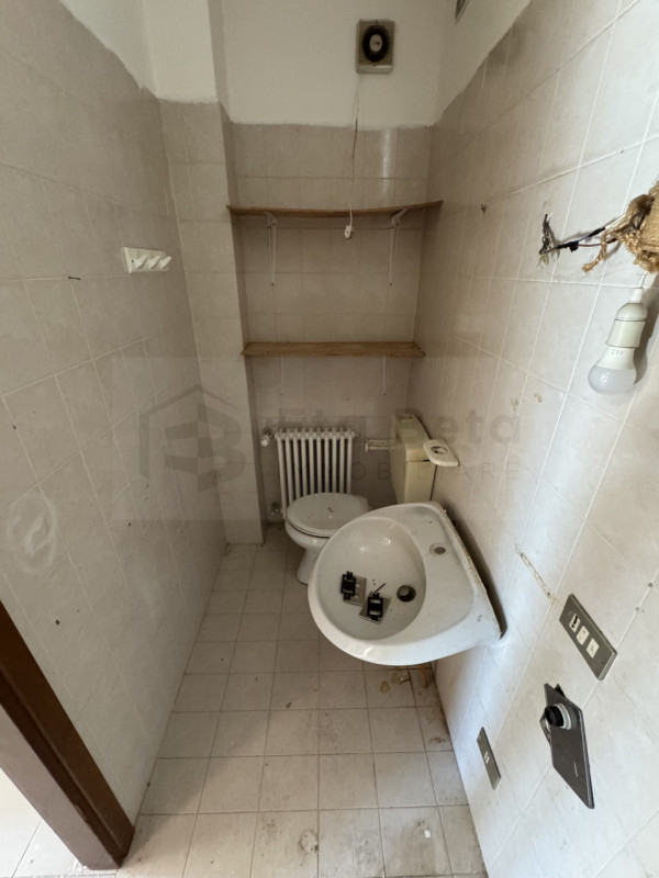 Ubicato in quartiere residenziale e tranquillo, comodo al centro cittadino, proponiamo in vendita...