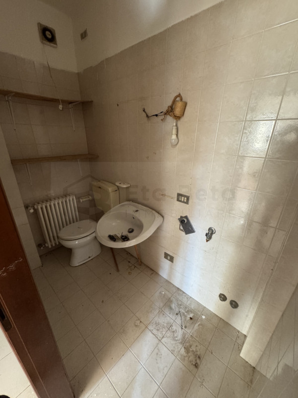 Ubicato in quartiere residenziale e tranquillo, comodo al centro cittadino, proponiamo in vendita...