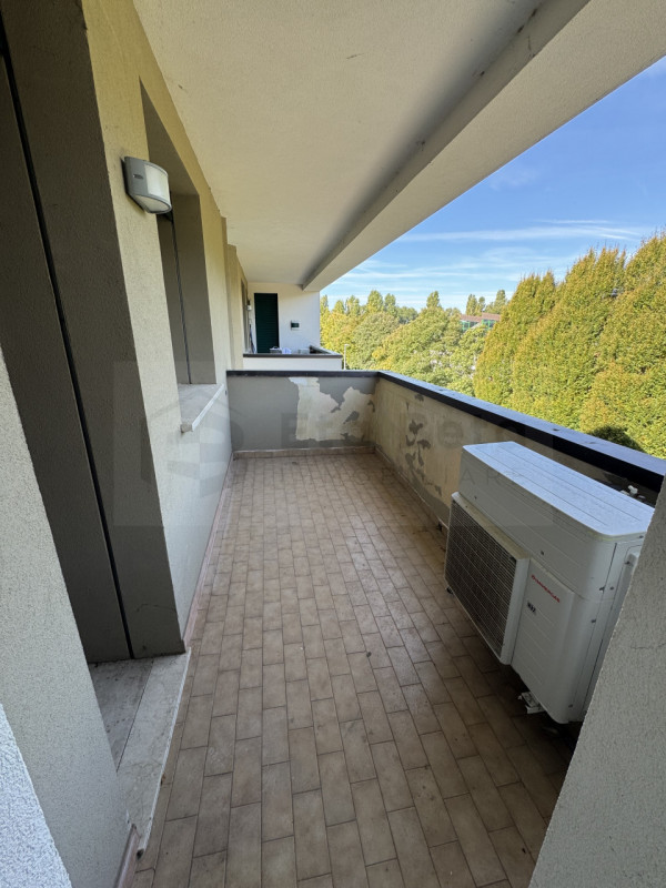 Ubicato in quartiere residenziale e tranquillo, comodo al centro cittadino, proponiamo in vendita...