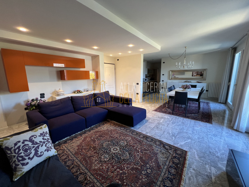 SCHIO - Centro: in zona centrale comoda a tutti i servizi, APPARTAMENTO BICAMERE dalle eleganti f...