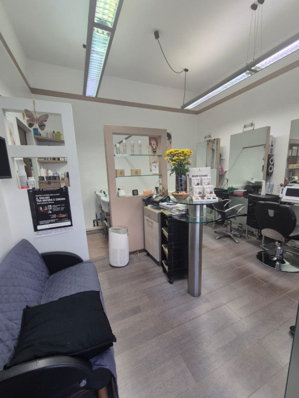 ATTIVITA' COMMERCIALE DI PARRUCCHIERE IN VENDITA A VICENZA, QUARTIERE SANTA BERTILLA - Rif. 8303
...