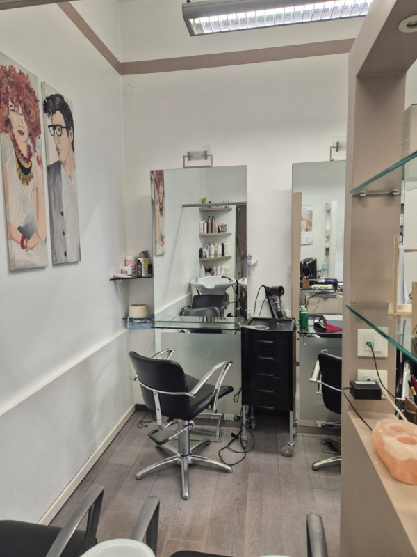 ATTIVITA' COMMERCIALE DI PARRUCCHIERE IN VENDITA A VICENZA, QUARTIERE SANTA BERTILLA - Rif. 8303
...