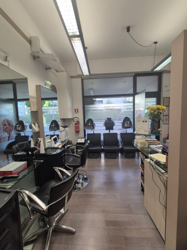 ATTIVITA' COMMERCIALE DI PARRUCCHIERE IN VENDITA A VICENZA, QUARTIERE SANTA BERTILLA - Rif. 8303
...